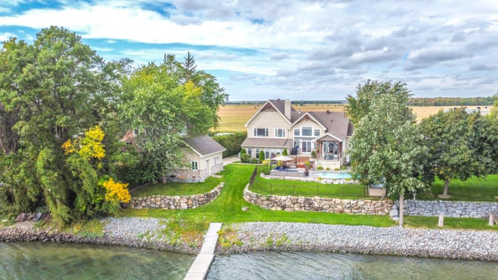 Le bord de l'eau et la tranquillité de la campagne vous attendent dans cette luxueuse maison