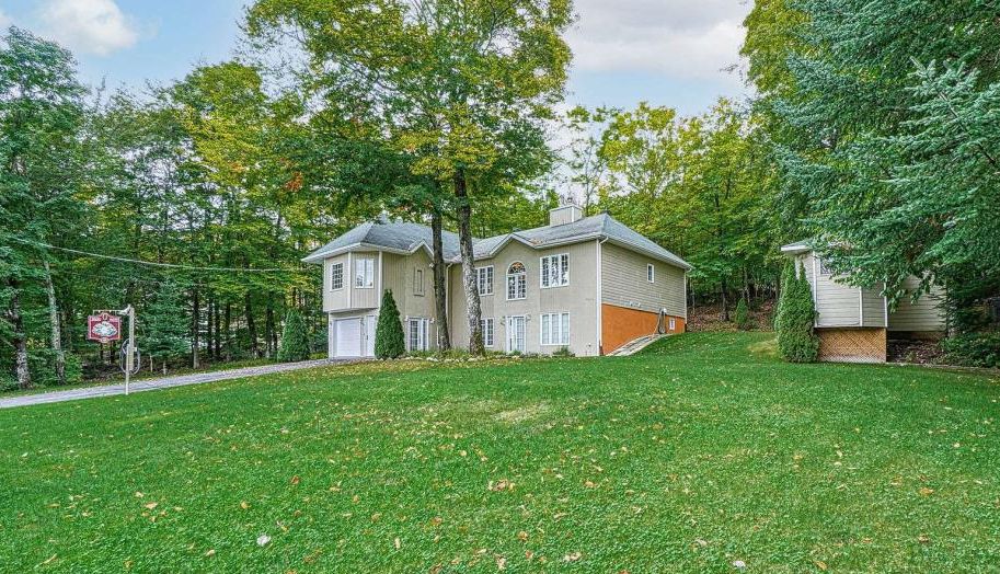 Occasion rare! Cette intergénérationnelle à 595 000$ offre un mode de vie en pleine nature à 2 pas des services
