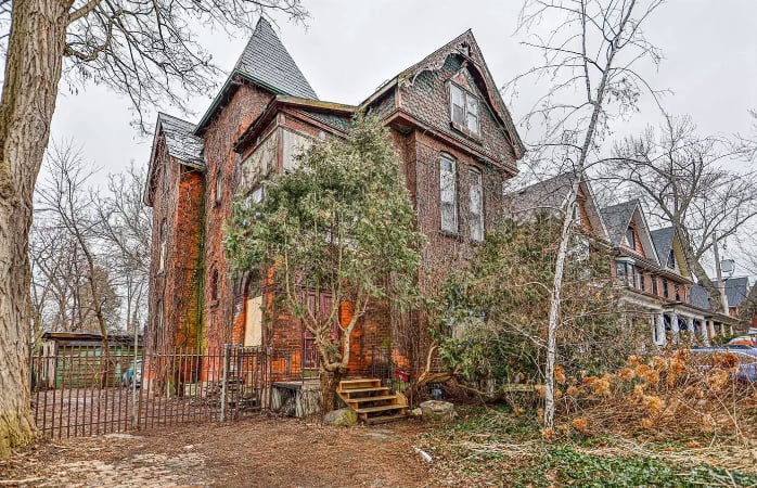 L'intérieur de cette maison à vendre pour plus de 2 millions est assez étonnant