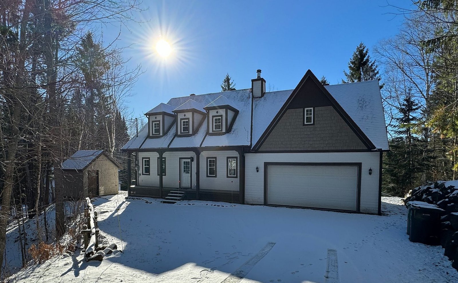 Accueillant cottage meublé surplombant un lac dans un environnement féérique