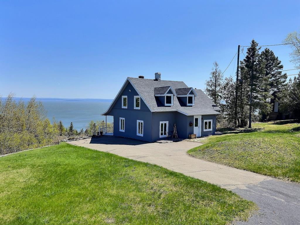 Maintenant à seulement 374 000$! Adorable centenaire perchée en hauteur