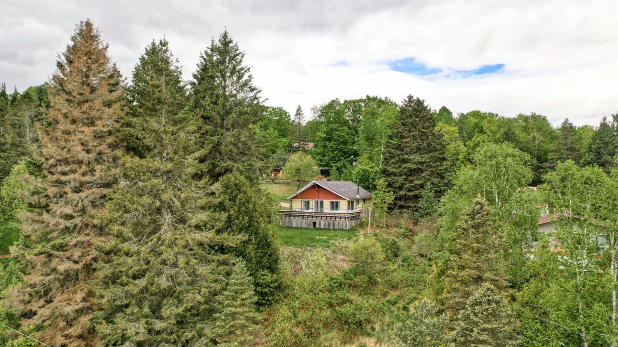 Venez profiter de la belle saison dans ce lumineux gîte remis au goût du jour et vendu meublé à 149 900$