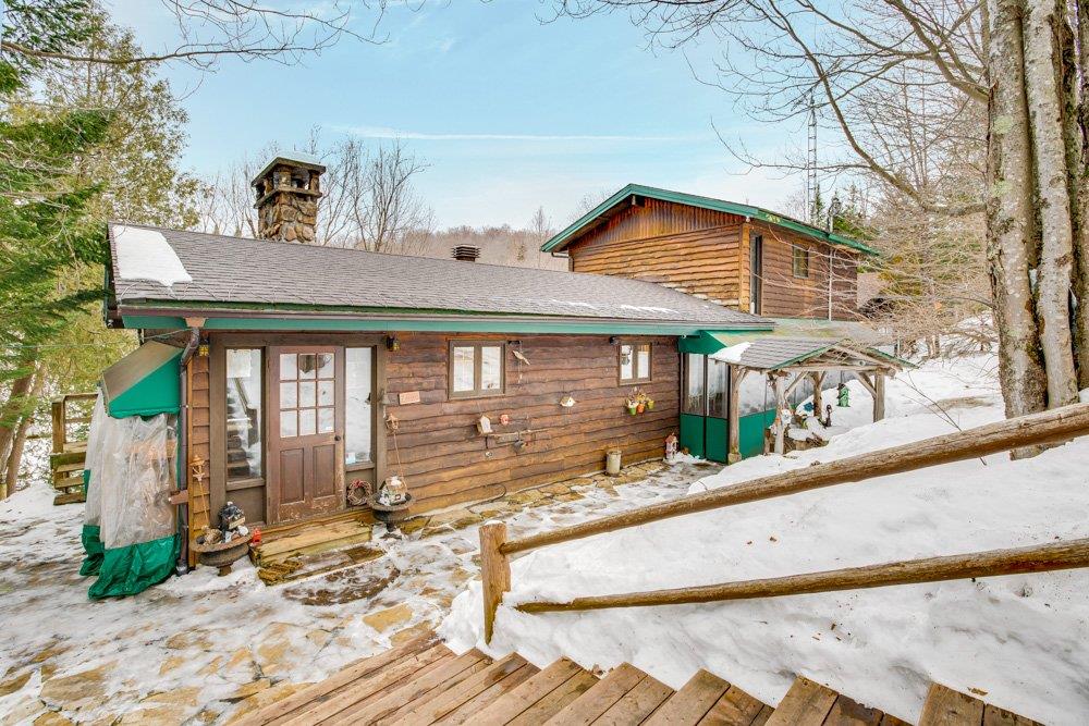 Propriété au style unique nichée sur la rive d'un lac tranquille