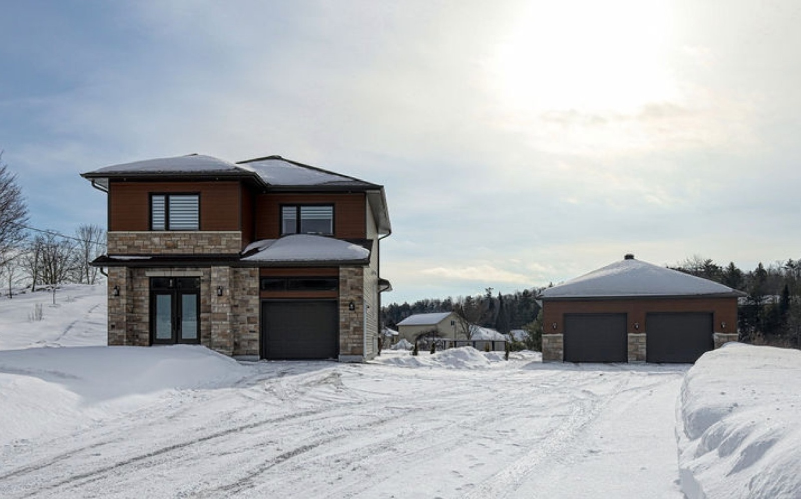  Un intérieur chaleureux vous attend dans cette beauté contemporaine sise sur un grand terrain de plus de 52 000 pi²