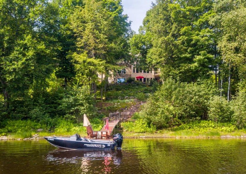 Nichée en toute intimité sur un site exceptionnel au bord de l'eau, cette demeure au charme champêtre offre un confort absolu