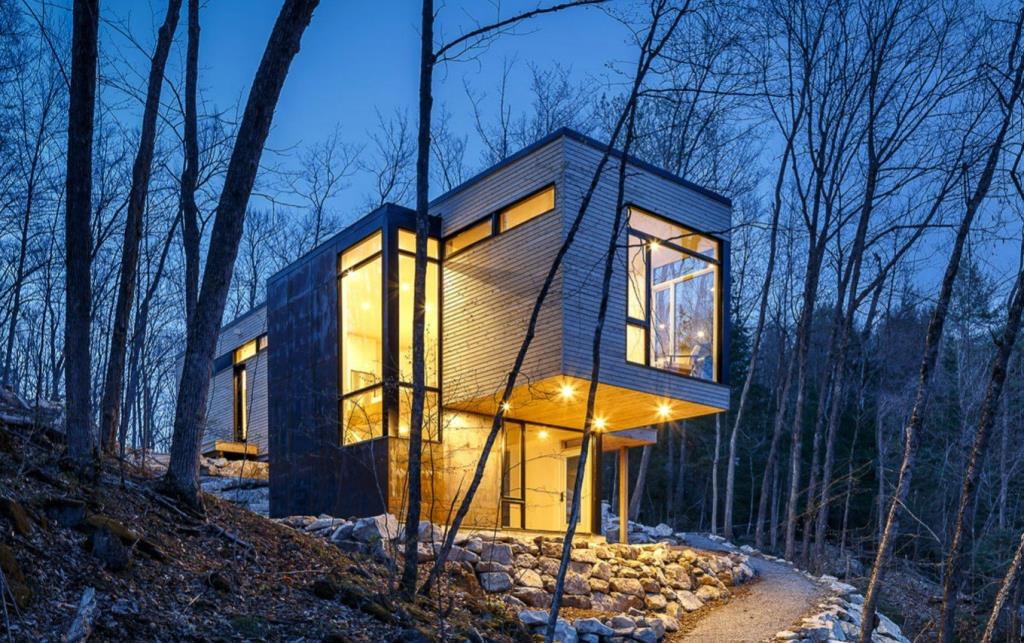 Majestueuse construction en symbiose avec la nature surplombant un lac sur un terrain privé de 28,6 acres