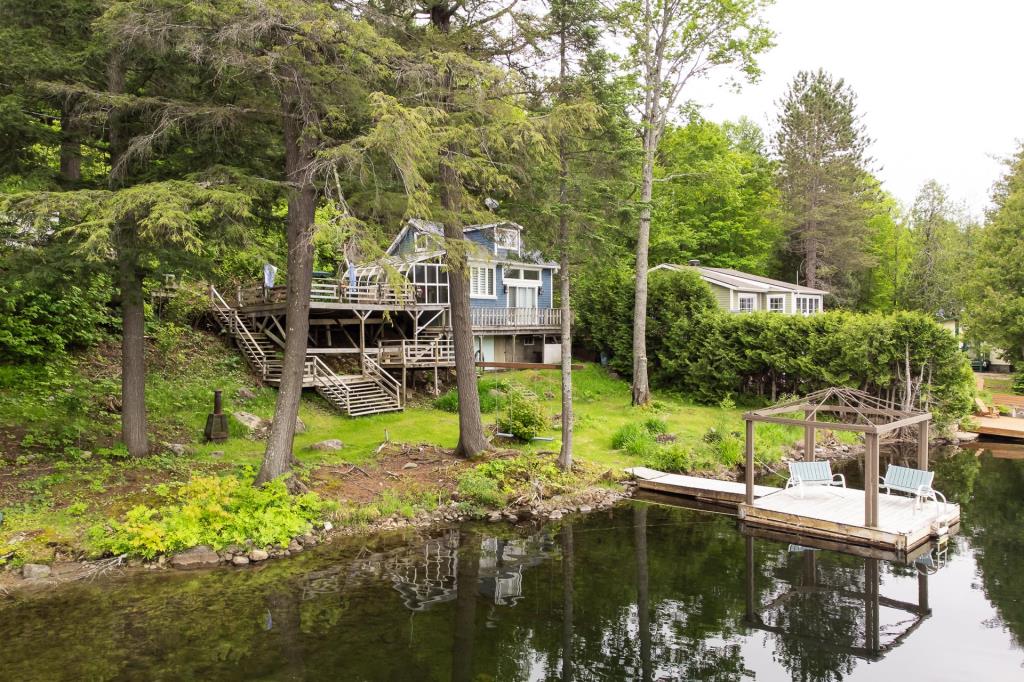 Détente et vue panoramique sont au rendez-vous dans ce lumineux gîte meublé directement au bord d'un lac