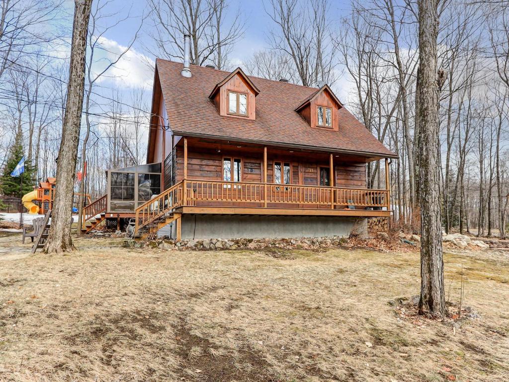 Le moderne et le rustique font bon ménage dans cette charmante maison canadienne sise sur un terrain de plus de 32 000 pi²