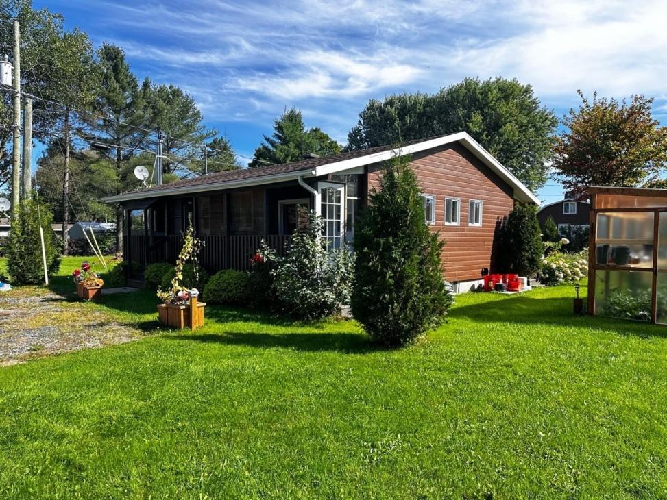 Charmante maison de 269 000 $ sise sur un grand terrain aménagé pour les amoureux du jardinage