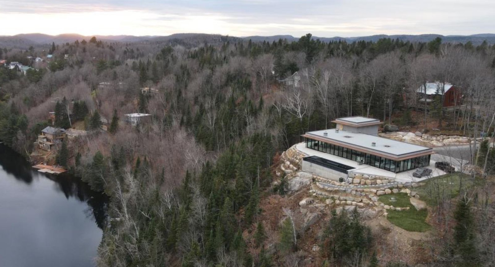 Cette maison digne d'Hollywood au coeur des Laurentides possède une magnifique vue sur le lac