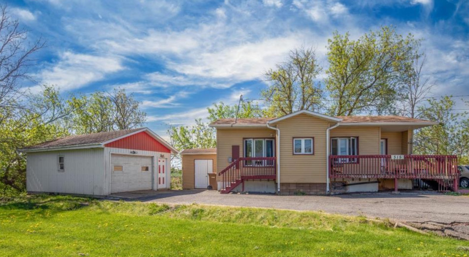 Cette maison de campagne est parfaite pour votre famille avec une petite rivière dans la cour