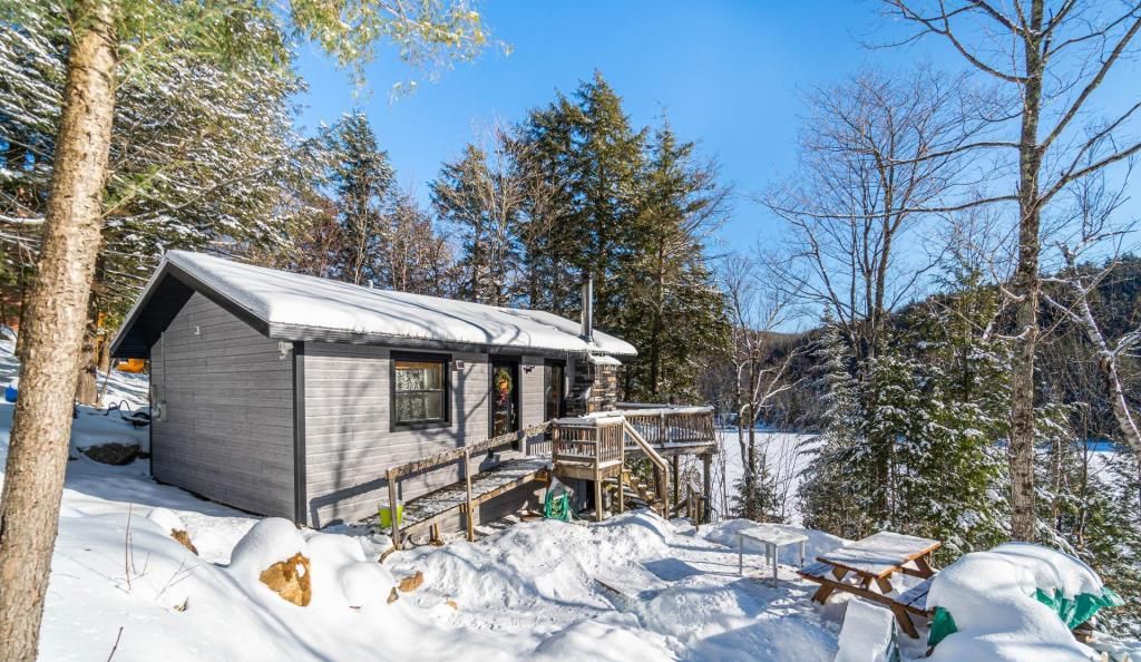 Baisse de prix! Jolie maisonnette à concept ouvert avec vue sur le lac dans un environnement paisible comme tout