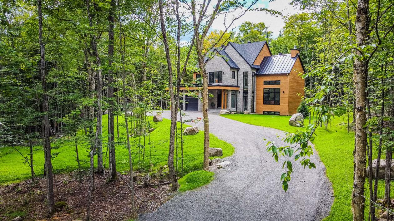 Construction toute neuve et clés en main aux finitions épurées avec une forêt en guise de voisin
