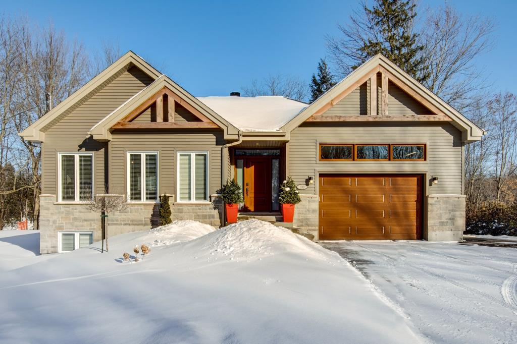 Spacieux cottage riverain avec un bel intérieur raffiné et épuré, localisé dans un secteur idéal pour les familles