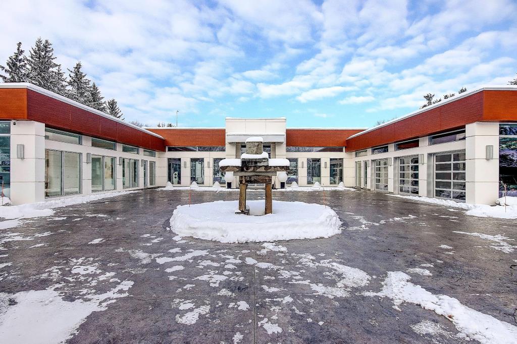Prix réduit de 524 900$! Propriété unique sise au cœur d'un domaine de 76 032 pi²
