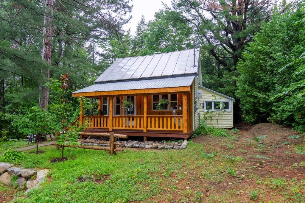 Mignon cottage champêtre à 299 000$ entouré par un boisé de 91 546 pi²... à quelques pas des services!