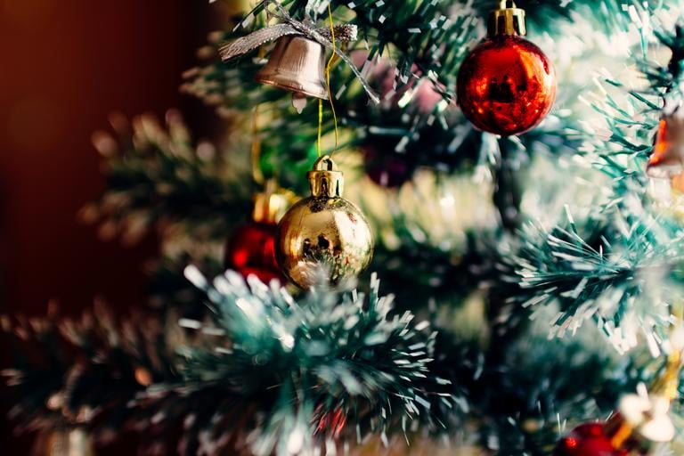 Voici quelques conseils pratiques pour choisir un arbre de Noël synthétique qui correspondra à vos attentes et à votre décor