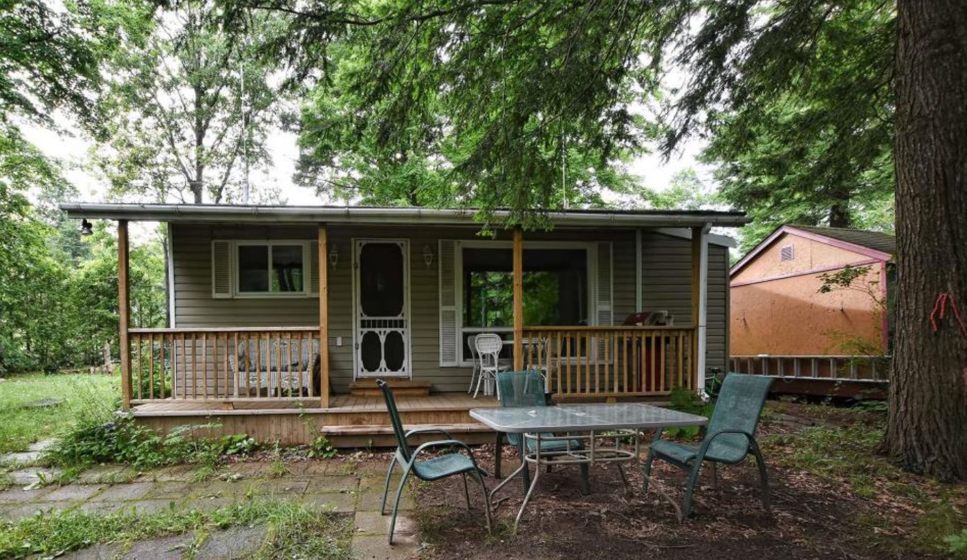 Ce sympathique chalet sur le bord d'un lac est à vendre pour moins de 200 000 $