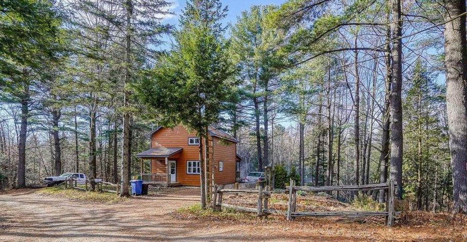 Profitez d'un cadre de vie paisible non loin de la ville dans cette maison à 269 900$ fabuleusement rénovée 