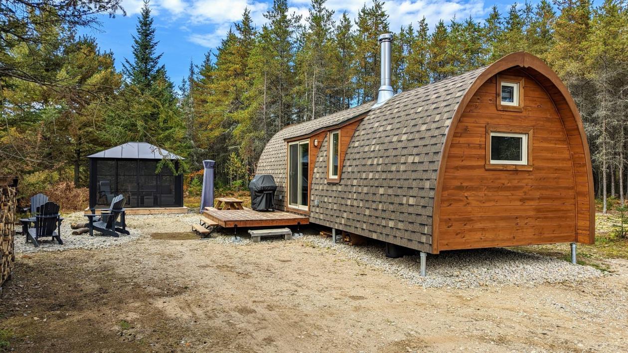 Unique mini chalet meublé et équipé niché en pleine nature sur un paisible lot boisé de 74 200 pi²