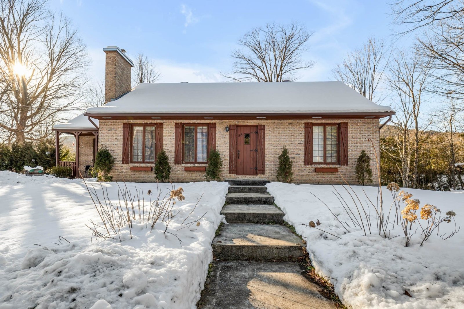 Grand bungalow de 4 chambres à coucher à vendre pour 284 000 $