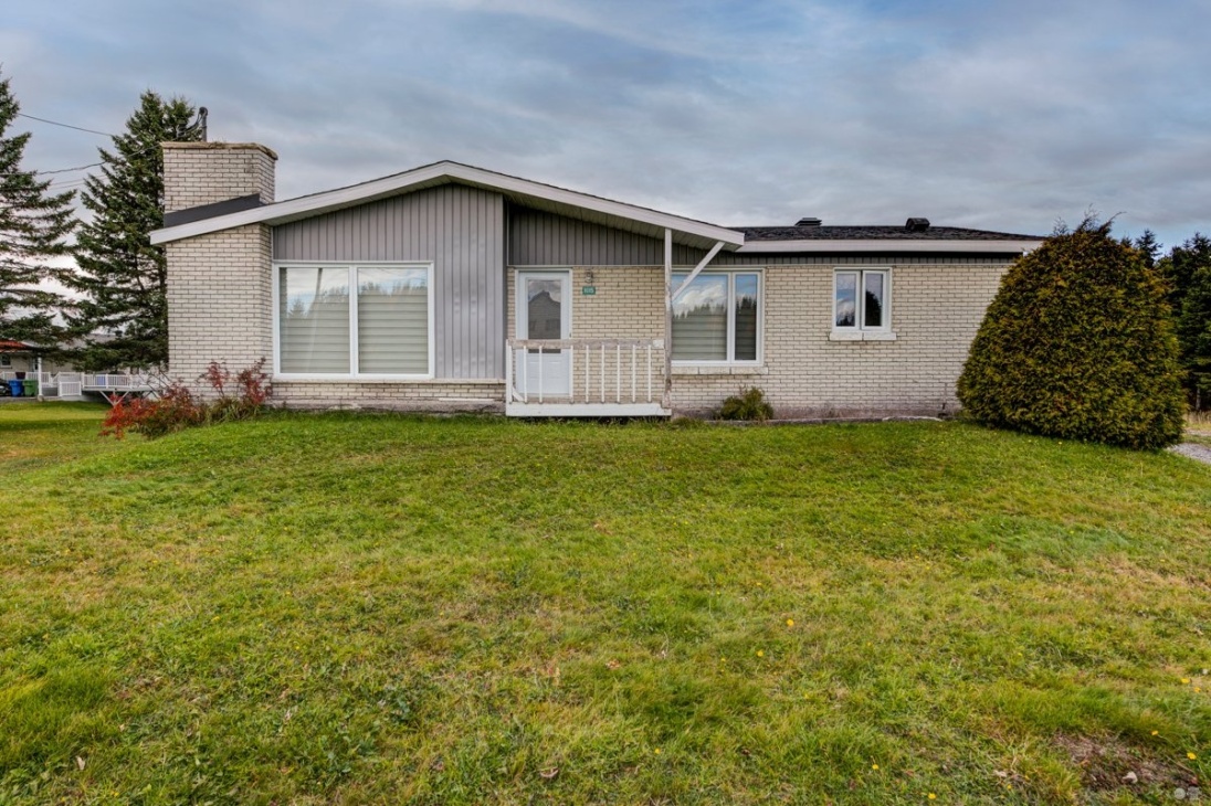 Bungalow de 159 000 $ situé sur un terrain de 34 307 pieds carrés