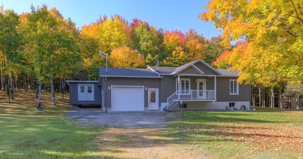 Joli plain-pied entretenu avec amour sis sur un lot boisé de 53 780 pi² à vendre pour 339 000$