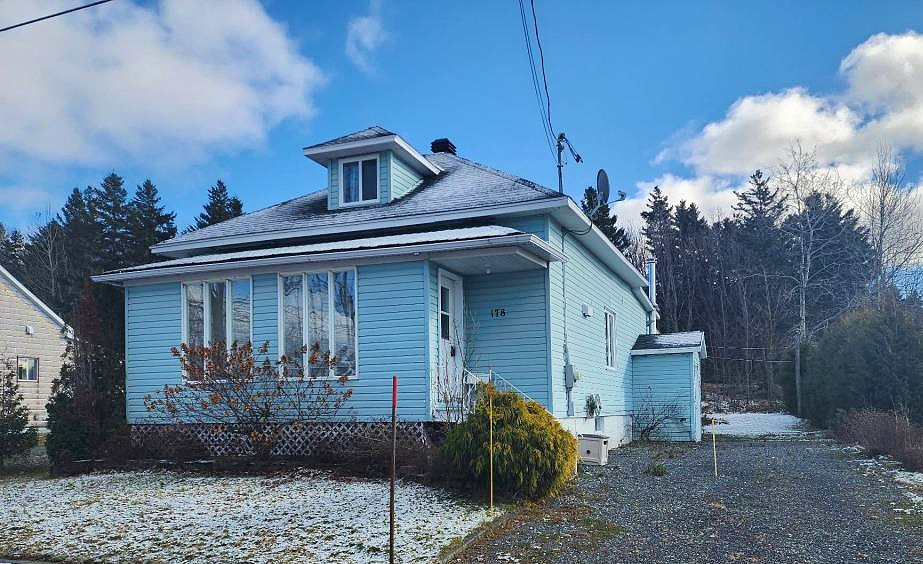 Libre immédiatement! Adorable maisonnette à 129 000$ avec un paisible boisé comme voisin arrière