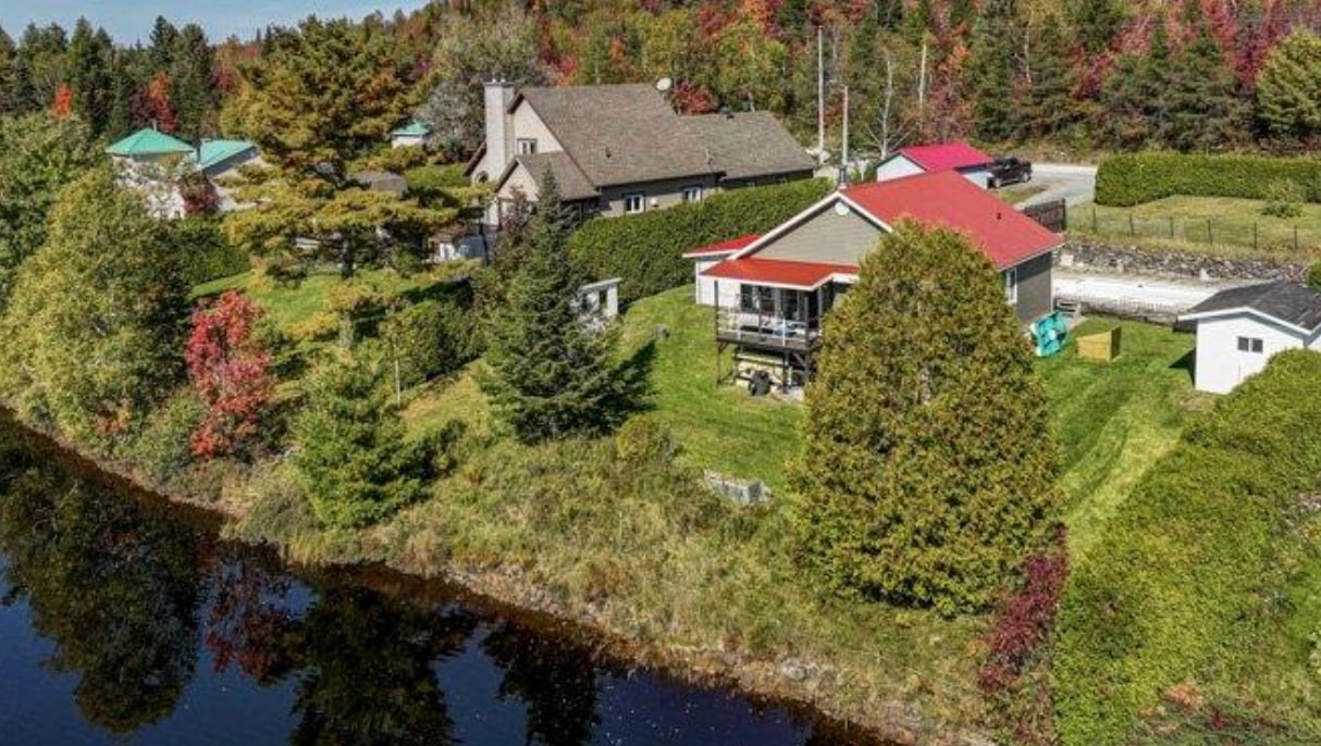 Vendu meublé ! Sympathique chalet avec piscine et bord de lac