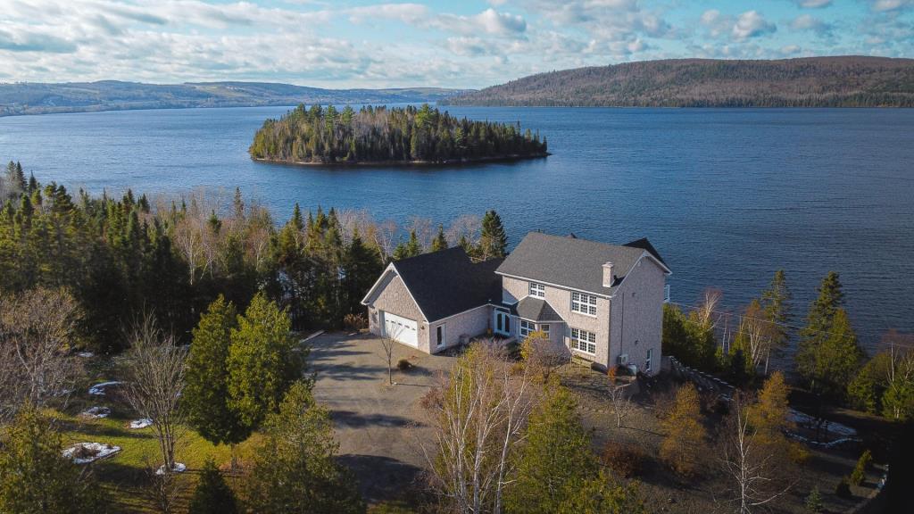 Vaste maison unique en son genre au cœur d'un magnifique paysage riverain
