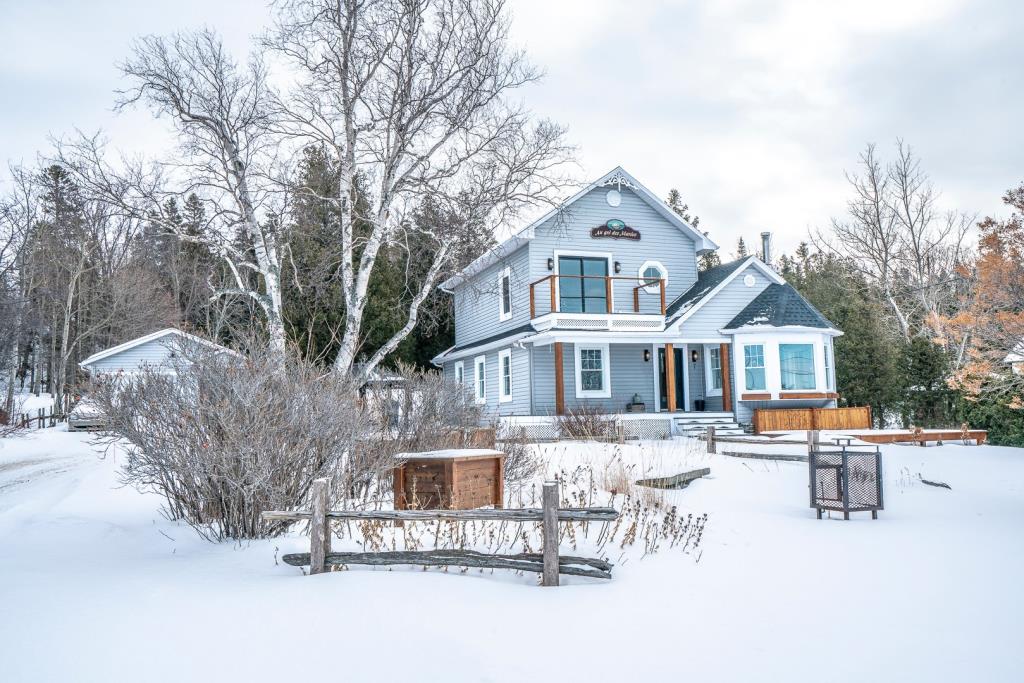 Fabuleux cottage au décor mi-champêtre mi-contemporain avec vue panoramique sur le fleuve