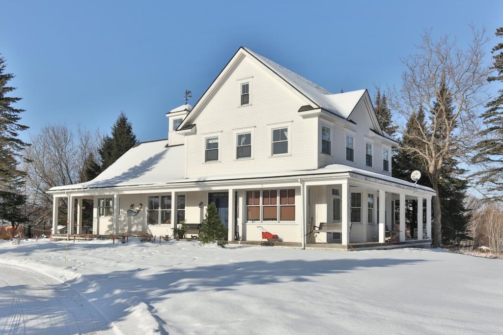 Superbe maison style ferme conçue sur mesure et nichée parmi les splendeurs bucoliques d'un terrain de 242 171 pi²