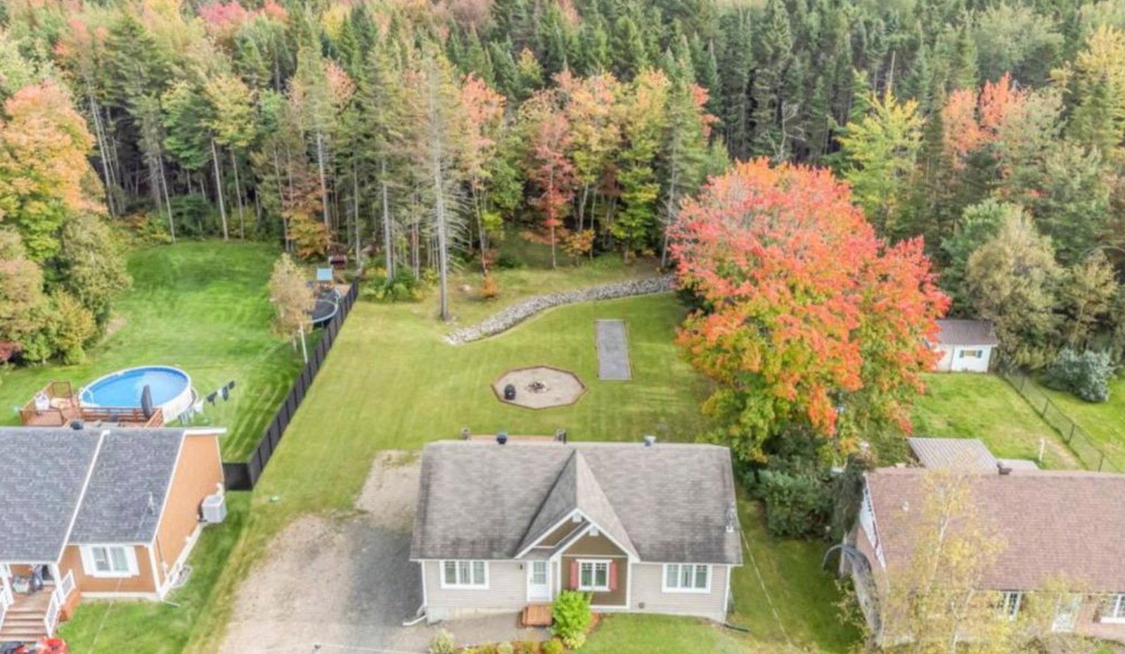 Jolie maison à vendre avec 4 chambres et bordée d'arbres matures