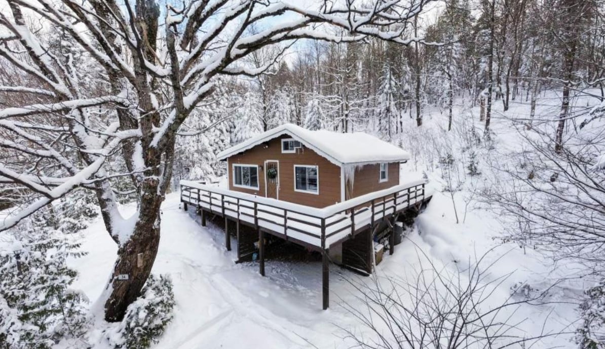 Sympathique chalet à petit prix à vendre meublé au coeur des Laurentides face au lac