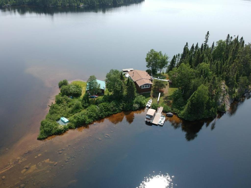 Charmant chalet sur une île privée à vendre pour 199 000 $