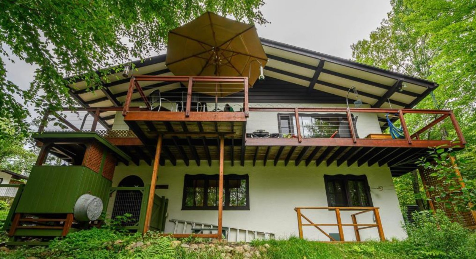 Chalet intime dans une ambiance boisée est à vendre tout près d'un lac