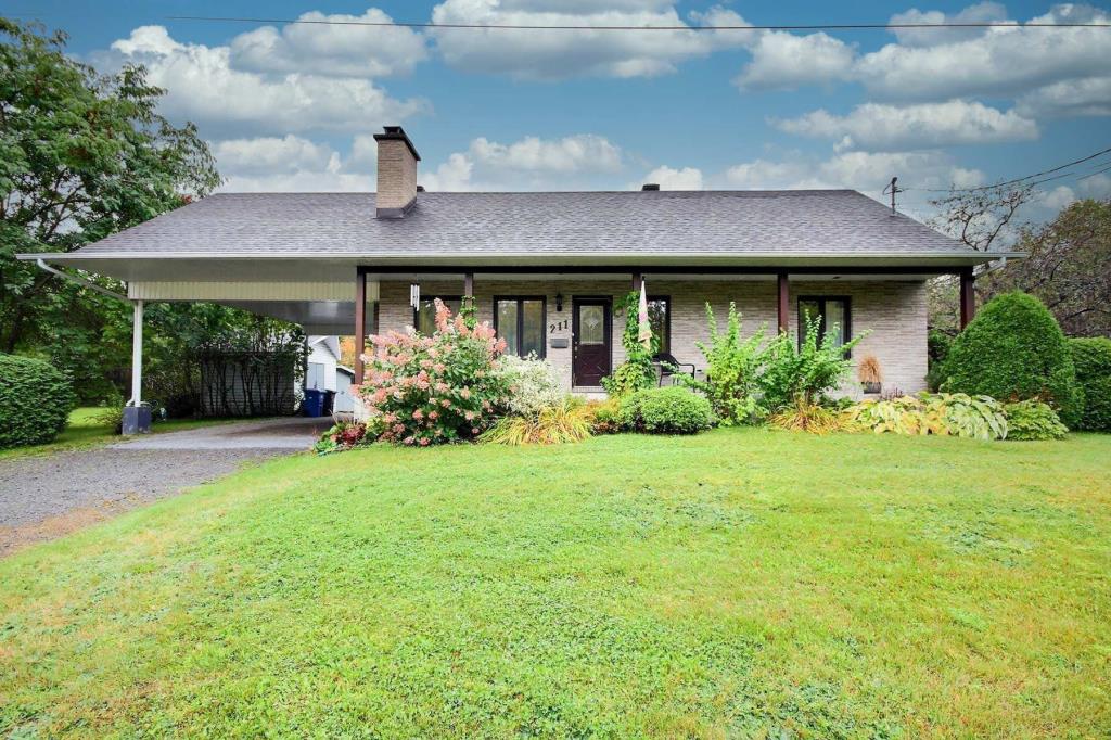 Impeccable plain-pied de 3 chambres reposant sur un vaste terrain sans voisin arrière à vendre pour 294 500$
