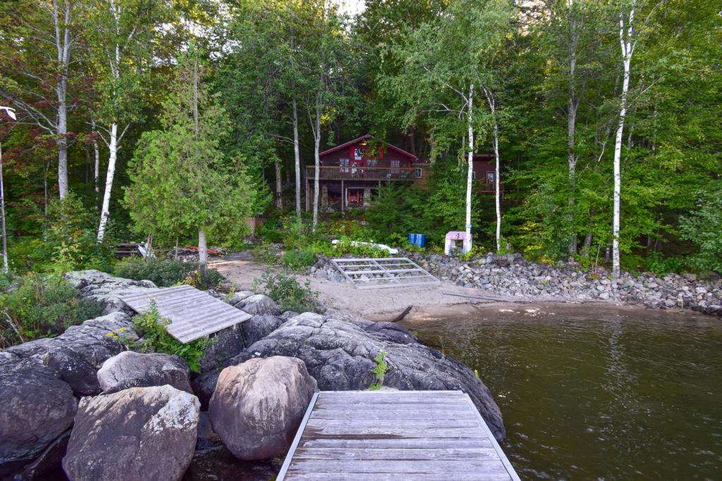 Belle aubaine à 179 000$! Chalet saisonnier sur une île paisible avec plage sablonneuse privée
