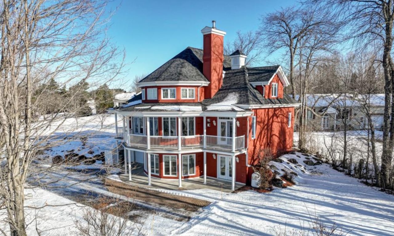 Imposante maison sur le bord du lac pour une oasis de tranquillité