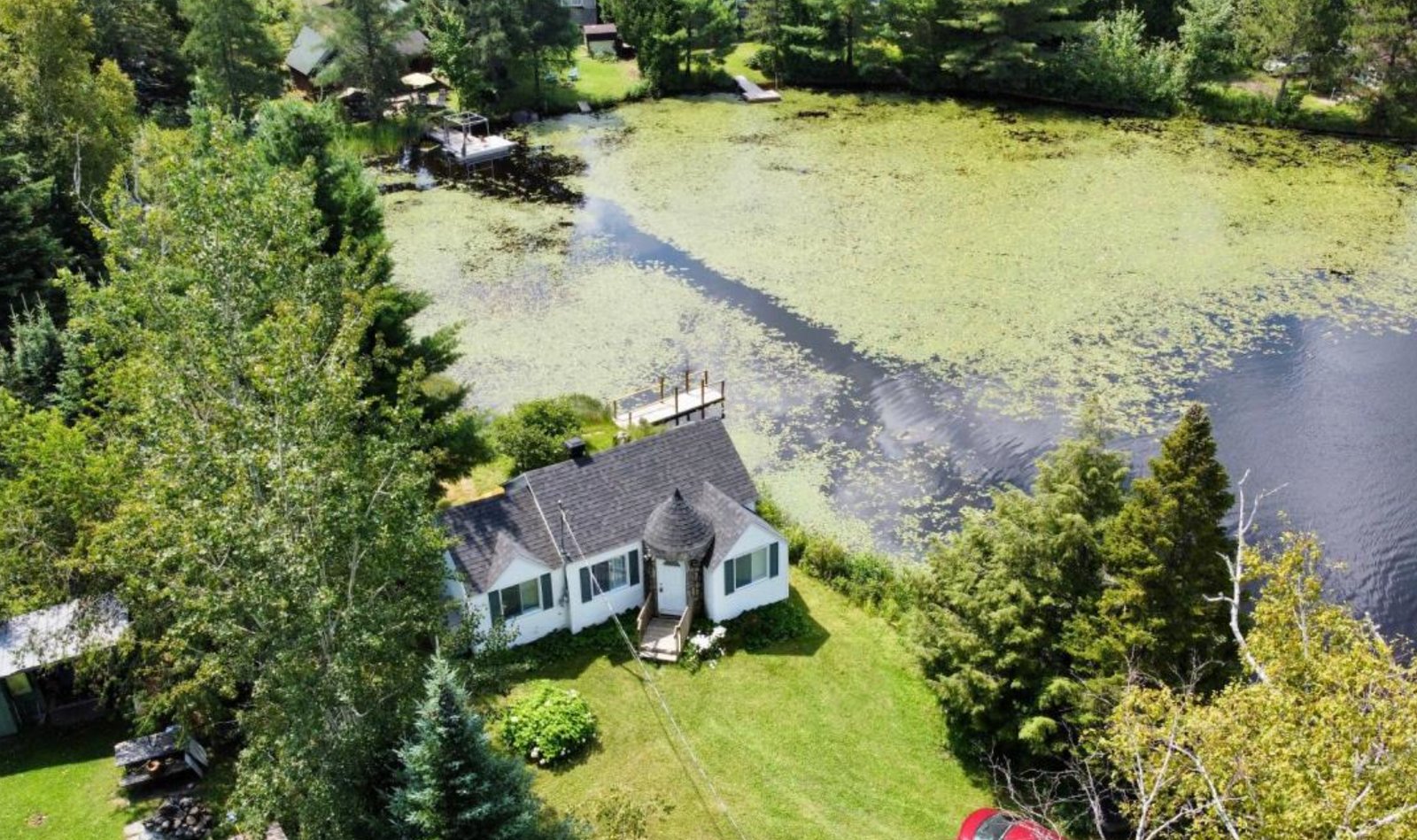 Joli petit chalet au bord de l'eau à vendre pour moins de 100 000 $