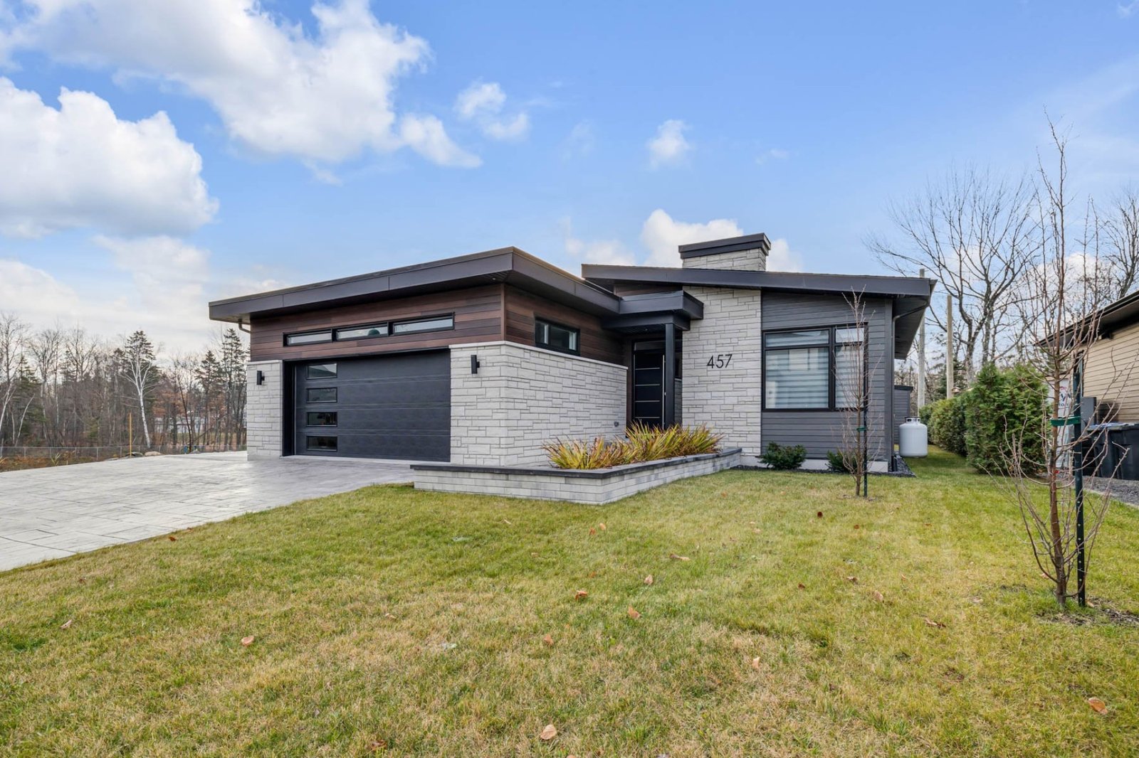 Grand bungalow contemporain de 3 chambres à coucher avec une cuisine de rêve, un plafond cathédrale et plus encore
