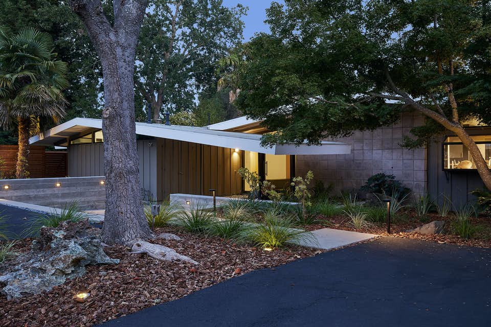On a rénové cette magnifique maison mid-century sans pourtant lui enlever son charme unique