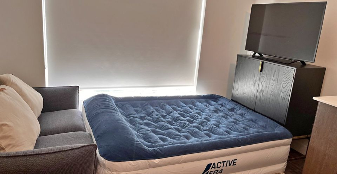 Un appartement en colocation avec un matelas gonflable en guise de lit choque les Québécois