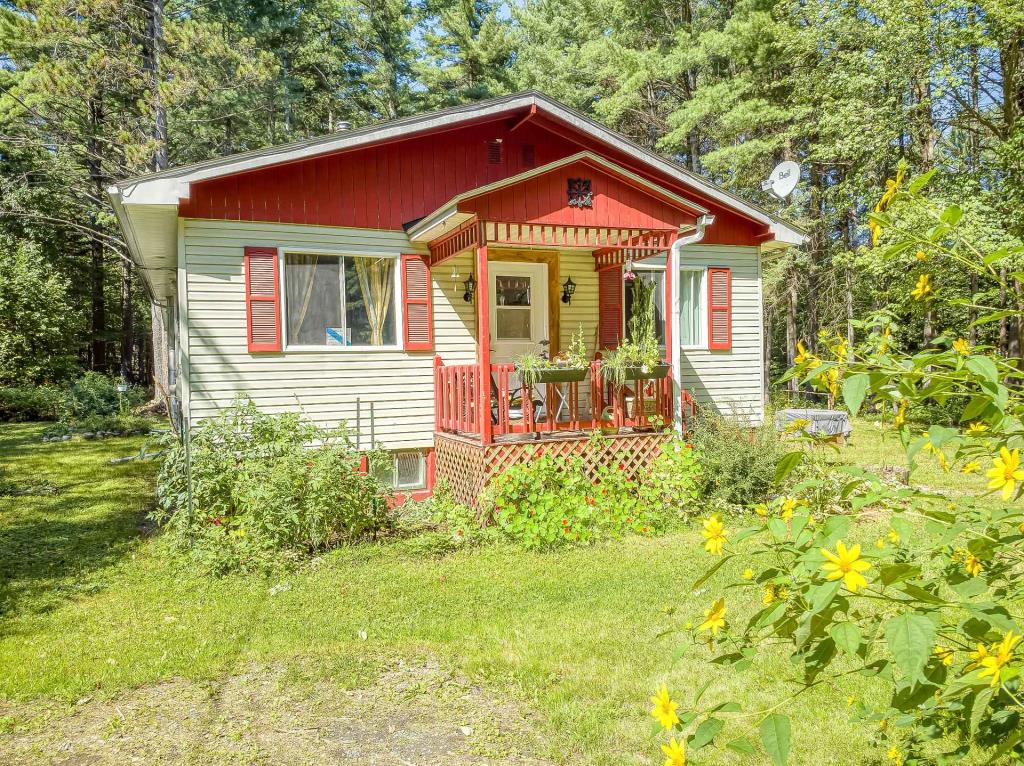 Chaleureuse comme tout! Maisonnette sise sur un grand terrain bordé d'arbres matures à vendre pour 199 000$