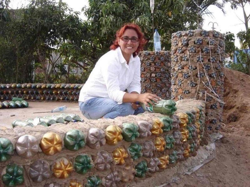 Cette avocate de Bolivie construit des maisons en bouteilles pour les familles démunies