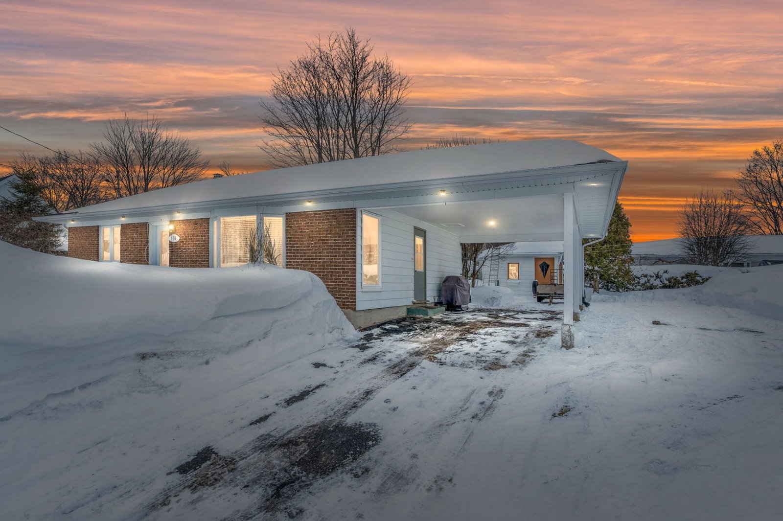Charmant bungalow de 289 000 $ situé dans une rue peu passante et offrant un intérieur ayant reçu de belles rénovations