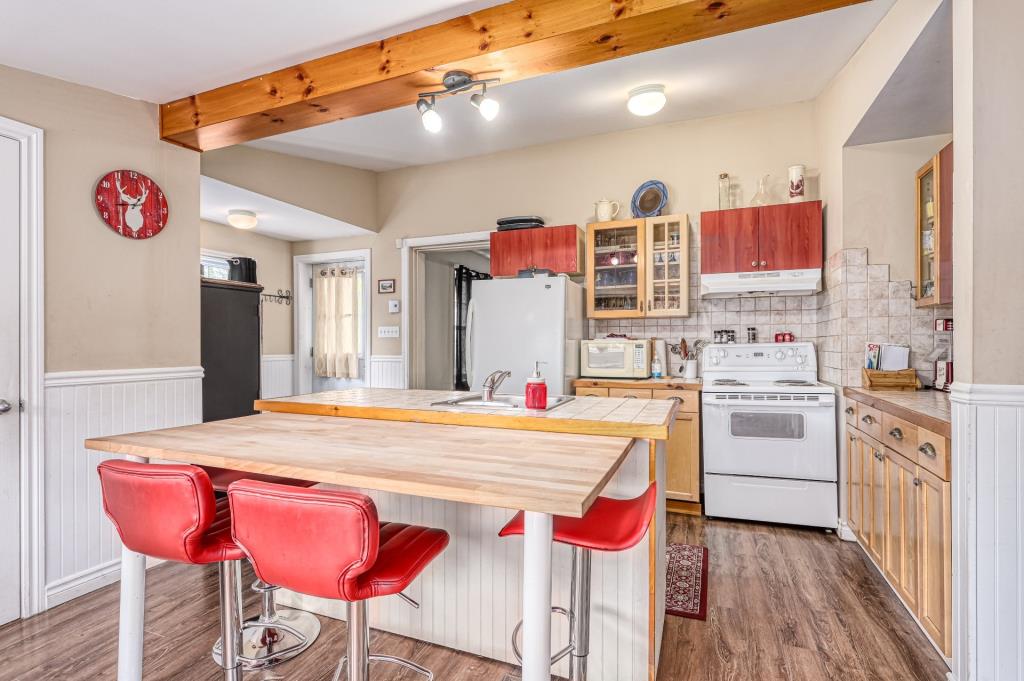 Jolie demeure à 299 999$ offrant 7 chambres, des aires de vie conviviales et une superbe terrasse arrière 