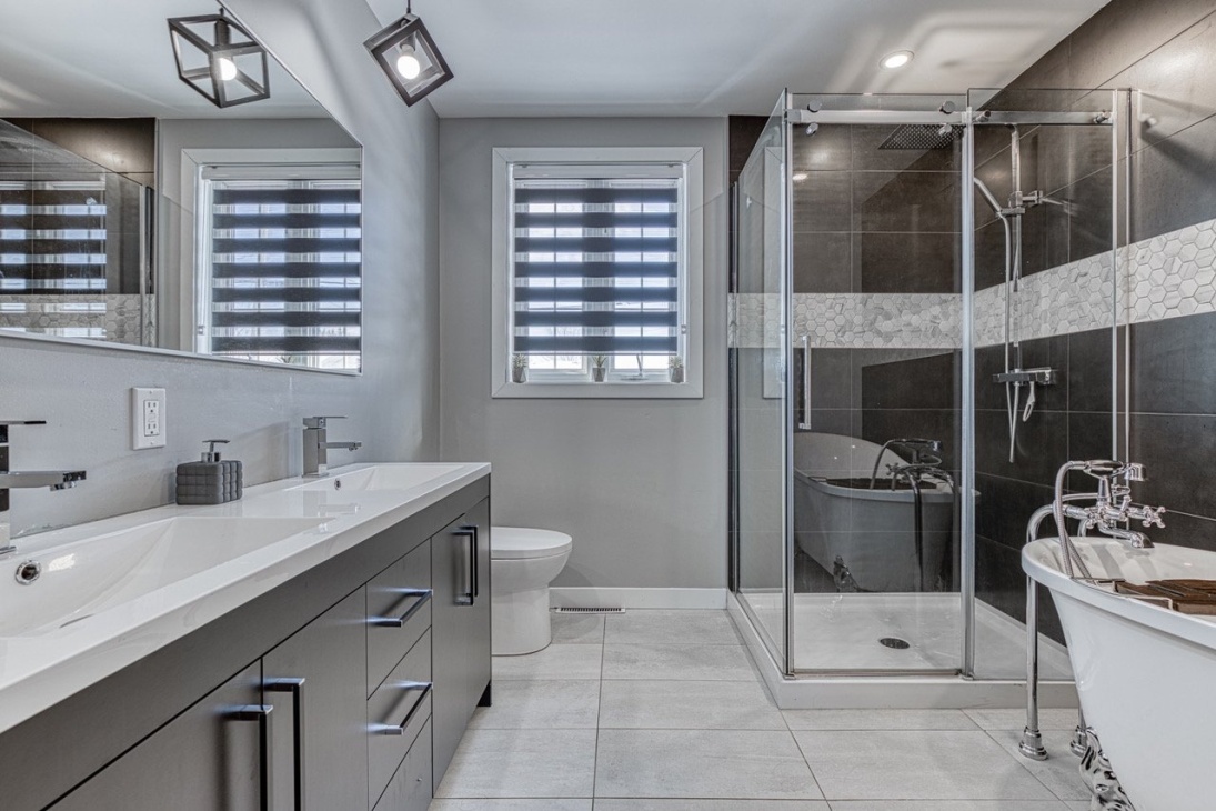 Venez découvrir les autres pièces de ce charmant bungalow rénové au goût du jour
