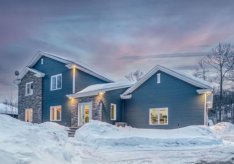 Clés en main, impeccable: un immense cottage au décor tendance sis sur un terrain de 75 050 pi²