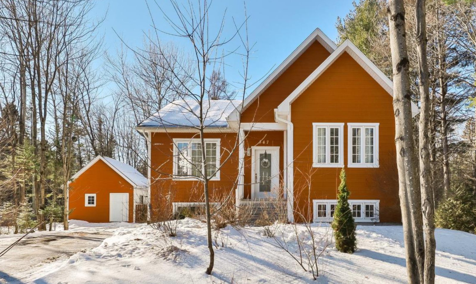 Impeccable clés en main de 399 900 $ situé à environ 1 heure de Montréal